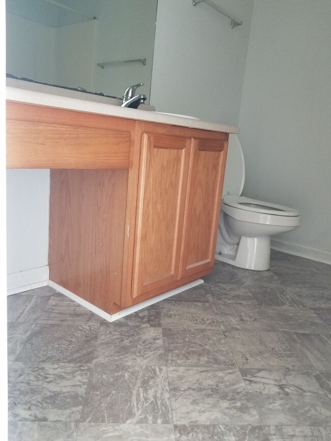 Foto del edificio - 1/2 off First Month Rent home has new flooring throughout.