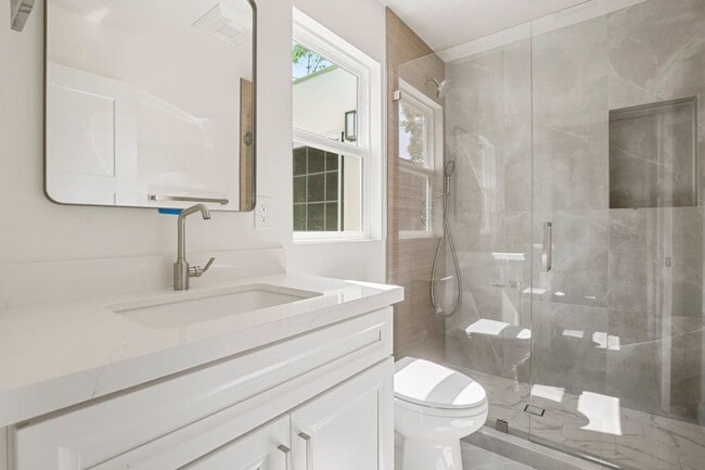 Building Photo - 1 Bedroom 1 Bath downstairs unit in Univer...