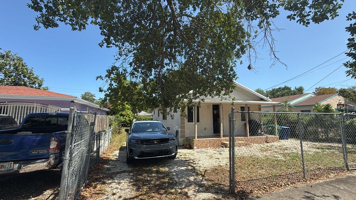 Foto del edificio - 8013 NW 10th Ct