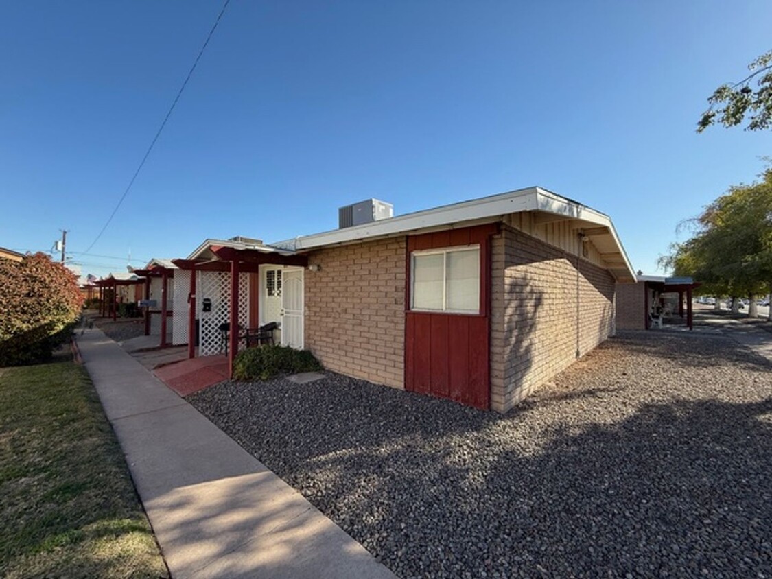 Primary Photo - Condo in Youngtown!