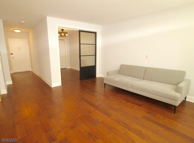 Foto del edificio - 530 Valley Rd
