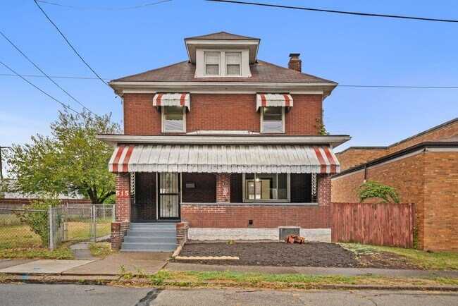 Building Photo - Gorgeous 3 bedroom home in Clairton availa...
