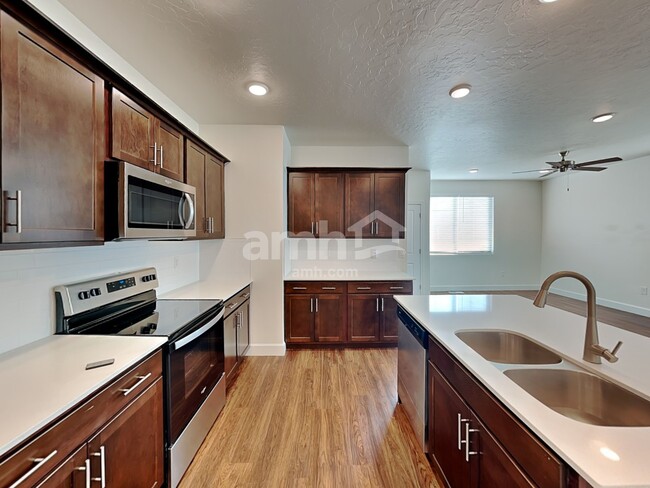 Building Photo - 6776 N Silver Creek Drive
