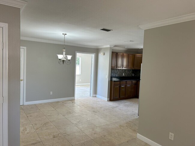 Building Photo - Centrally located and close to shopping, s...