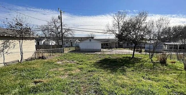 Building Photo - 3Bed/2Bath Renovated Home Available for Le...