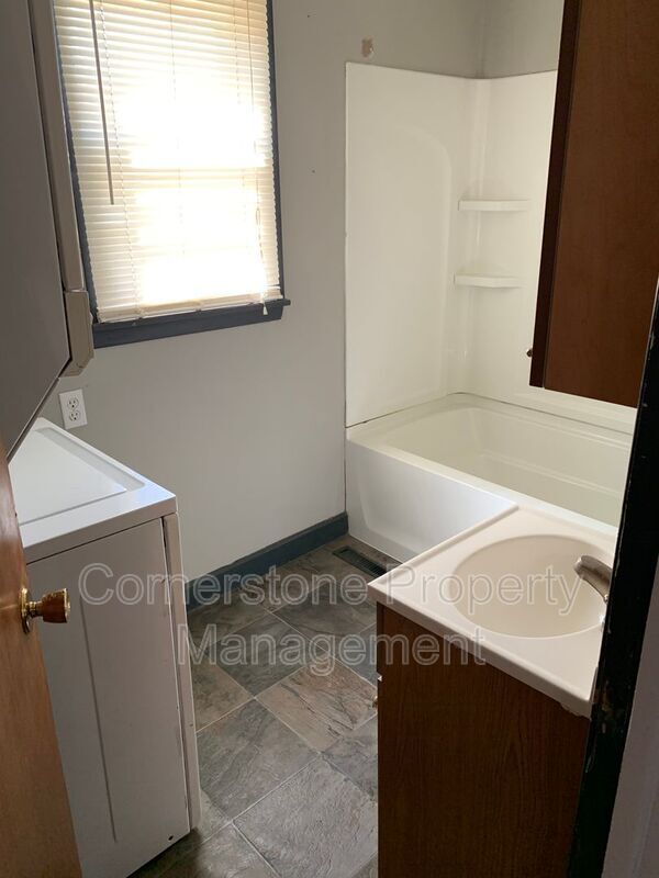 Building Photo - 633 Maple Ave