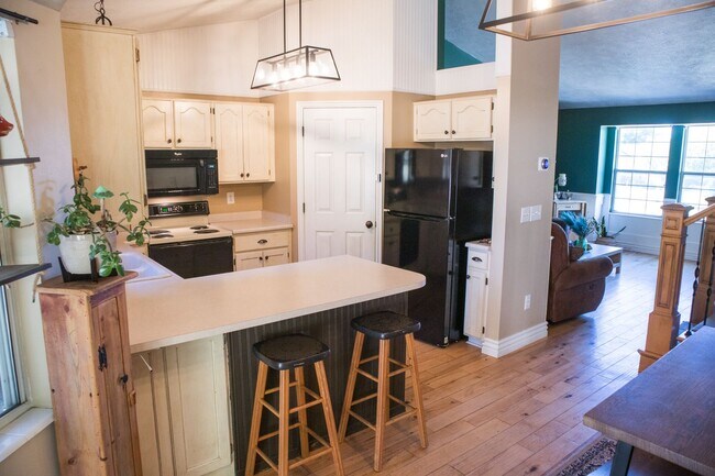 Building Photo - Spacious 4-Bedroom Home in West Valley City!
