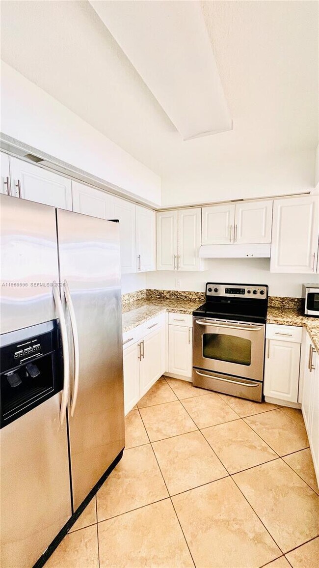 Foto del edificio - 18810 NW 57th Ave