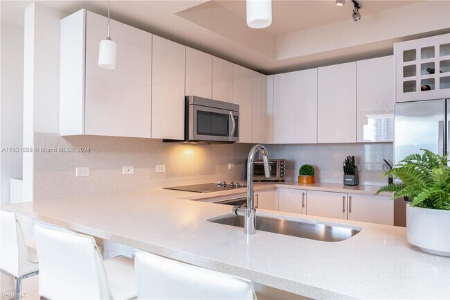 Building Photo - 3 br, 2 bath House - 999 SW 1st Ave Apt 23...