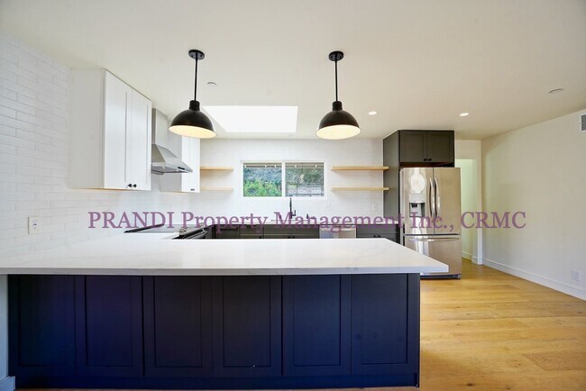 Building Photo - Completely Renovated Fairfax Home with A/C!