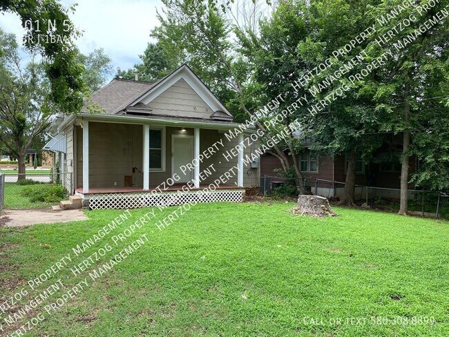 Building Photo - Large 2 bedroom 1 bathroom home on a corne...