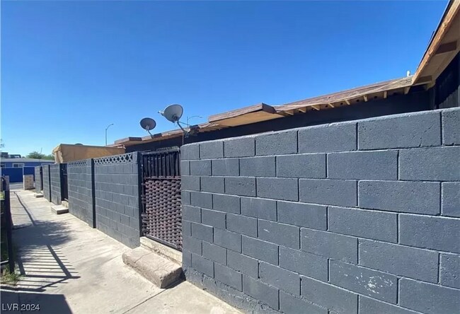 Building Photo - 1901 Stewart Ave