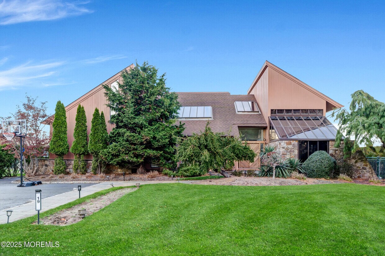 Primary Photo - 19 Parker Ave