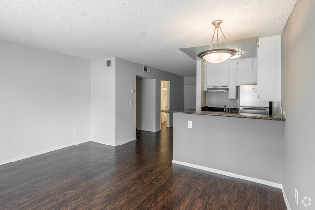 Estudio, 1BA - Alsacia - 541SF - Cocina y sala de estar - Versailles on the Lake Apartments