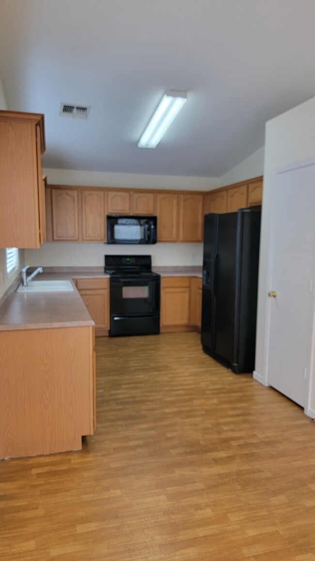 Building Photo - 818 E Monteleone St