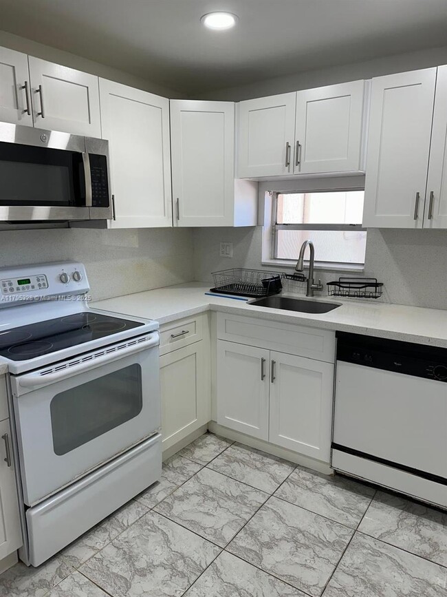 Building Photo - 8970 S Hollybrook Blvd
