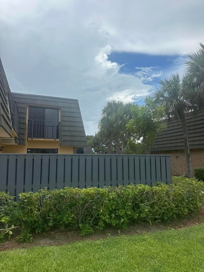 Building Photo - 1014 10th Way