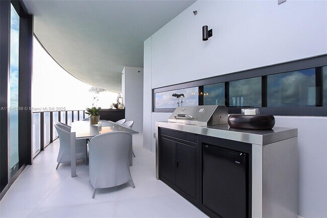 Foto del edificio - 18555 Collins Ave