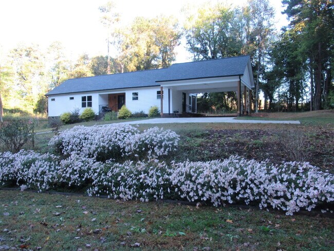 Foto del edificio - Rental in Dallas, NC.  Fully Furnished and ready for Move In.