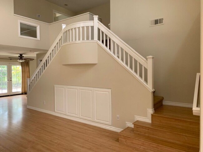 Building Photo - 4 Bed 2.5 Bath Home,