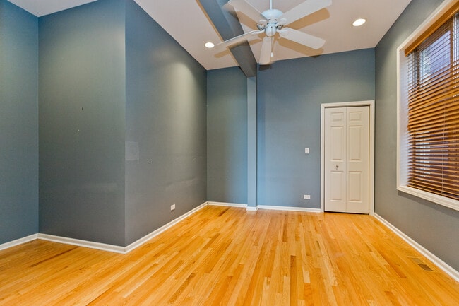 Foto del edificio - 1317 N Wicker Park Ave