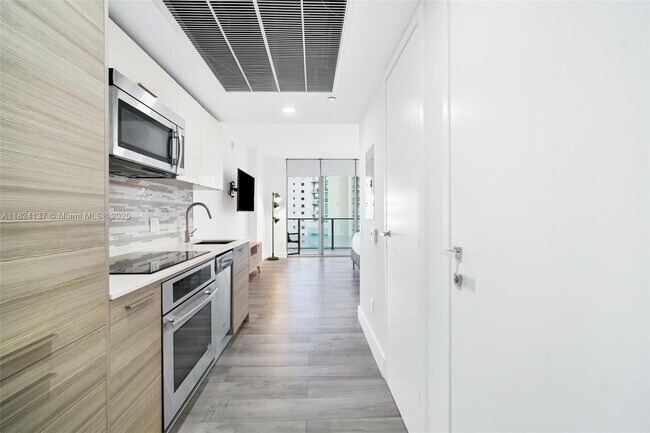Foto del edificio - 1300 Brickell Bay Dr
