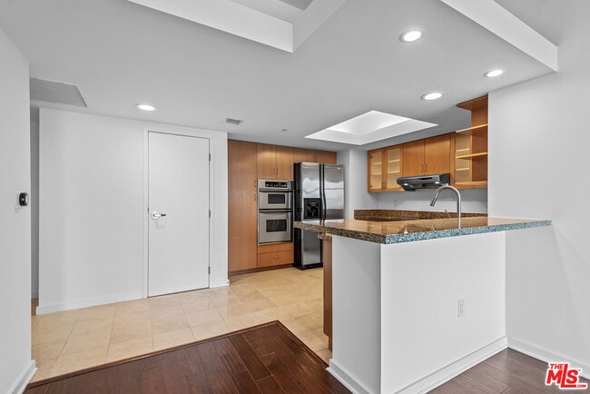 Building Photo - 13700 Marina Pointe Dr