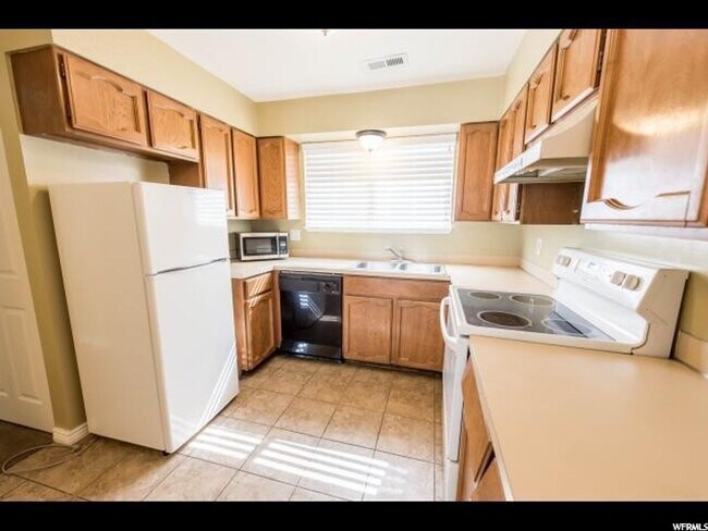 Foto del edificio - 3 Bedroom 1.5 Bath Magna Condo. Pets Welcome