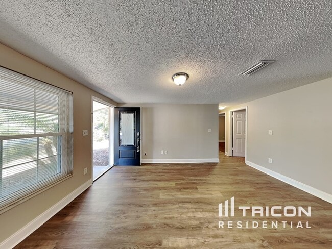 Building Photo - 1017 Jadewood Ave