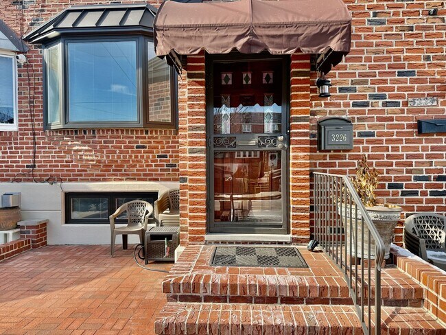 Foto del edificio - RARELY Offered completely RENOVATED PACKER PARK 3 Bedroom/2.5 Bath HOME w/ Central AC-HARDWOOD Fl...