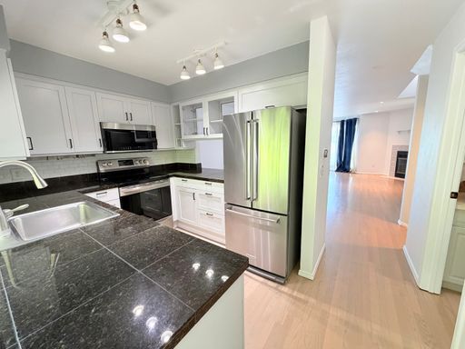 Foto del edificio - Spacious Magnolia Townhome with a View for $4595 - Available for Move in!
