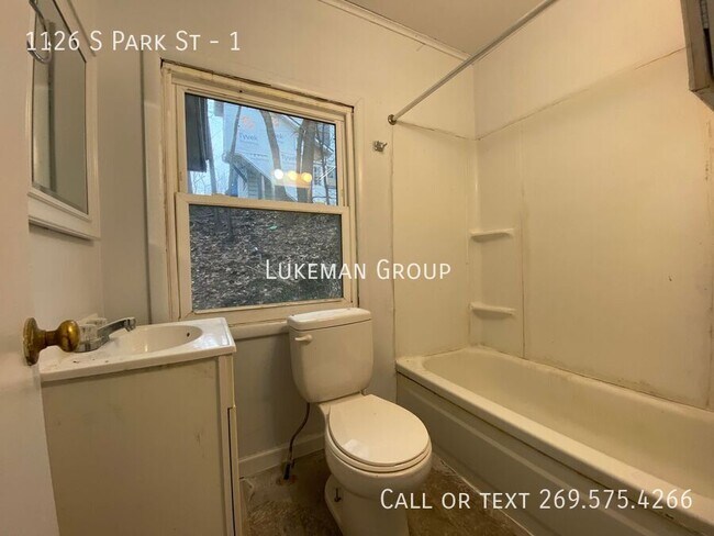 Building Photo - 1126 S Park St