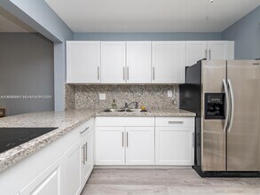 Building Photo - 2200 Park Ln