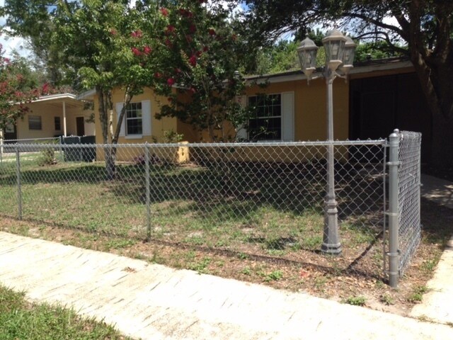 Primary Photo - 2 Bed 1 Bath Home | Pet Friendly | Washer ...