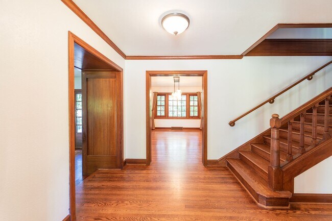 Foto del edificio - Luxurious Portland Heights home tucked away on a private street on nearly half an acre.