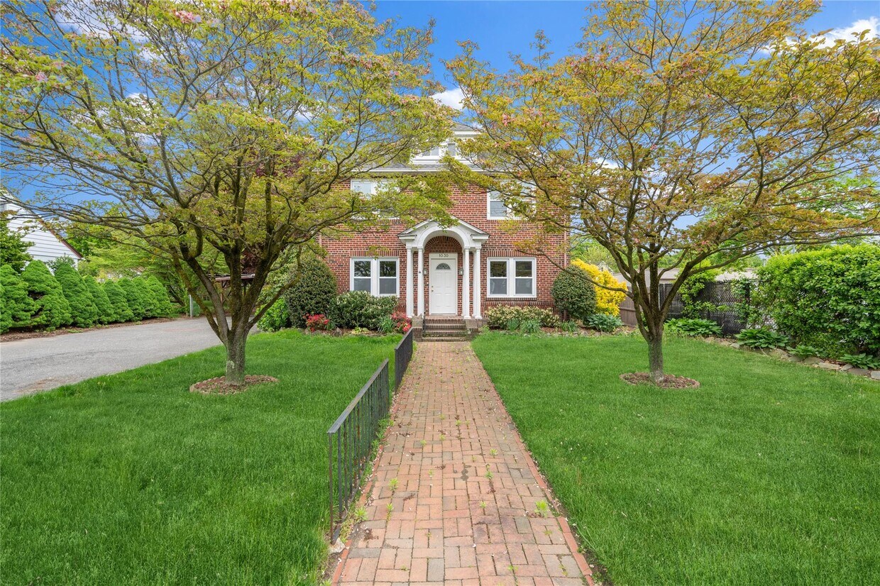 Foto principal - 1030 Glen Cove Ave