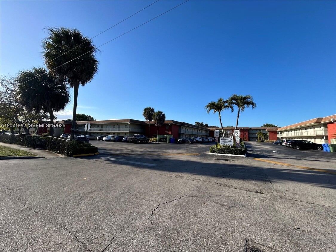 Building Photo - 609 S State Rd 7