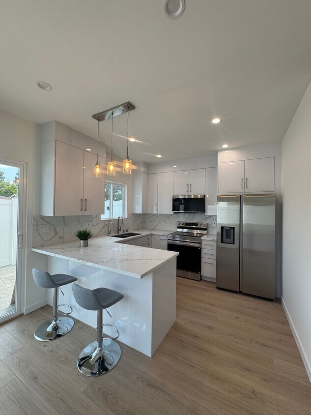 Foto principal - Spacious 1000 Sq. Ft. First-Floor Back ADU...