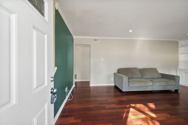 Building Photo - 4 Bed 2 Bath Home with a large kitchen and...