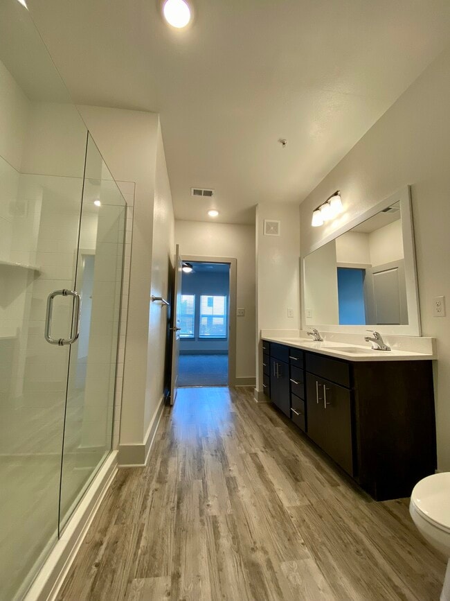 B1 Primary Bath - Azalea Bay Apartments