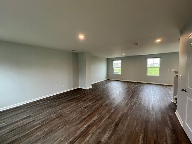 Building Photo - Spacious 4 Bedroom, 2.5 Bath Home plus Bon...