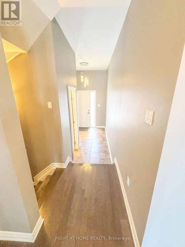 Building Photo - 1152 Northgraves Crescent