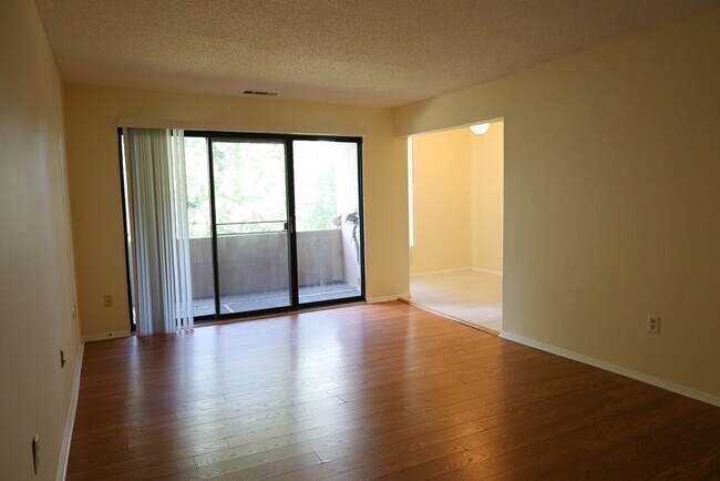 Building Photo - 16 Shrewsbury Green Dr