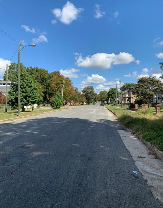 Building Photo - 2603 2nd Ave