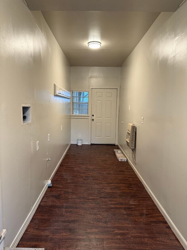 Foto del edificio - Freshly Painted 4 Bedroom Bungalow/ Vouche...