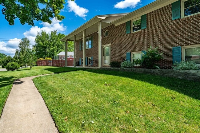 Building Photo - JC Rental Available. Prime location