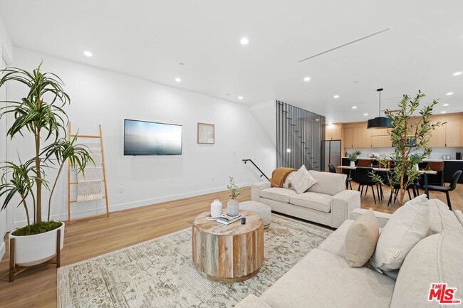 Foto del edificio - 841 N McCadden Pl