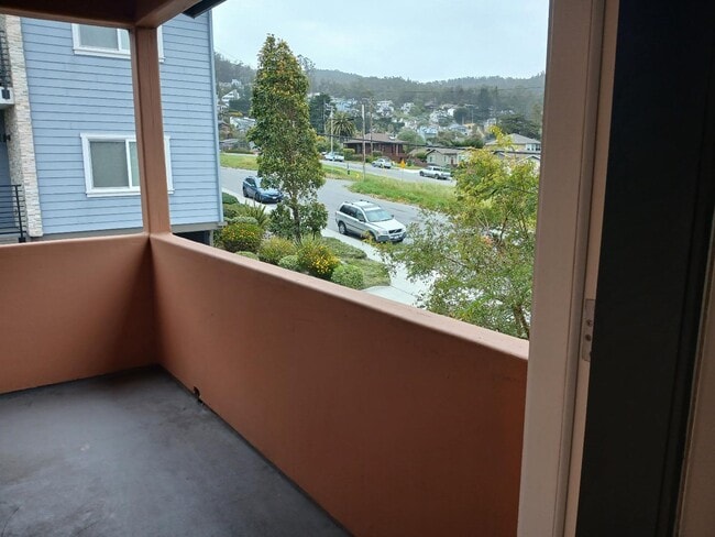 Building Photo - 99 Ave Portola