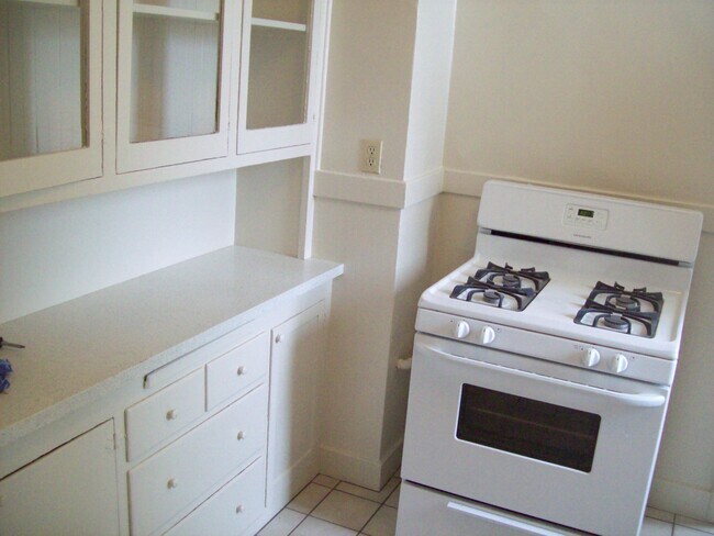 Gas stove, granite countertops and extra storage - 1481 8th Ave