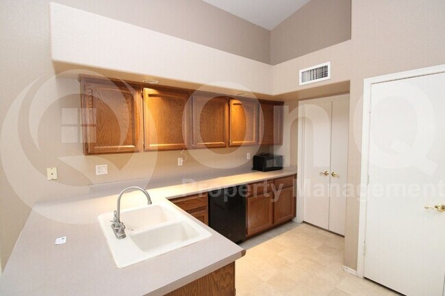 Building Photo - 1450 South Villas Court
